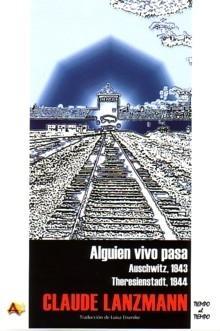 Alguien vivo pasa "Auschwitz, 1943 / Theresienstadt, 1944". 